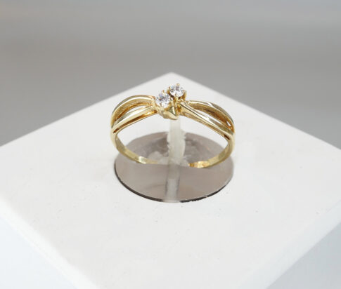 Christian gouden ring met 2 diamanten