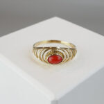 Christian gouden ring met bloedkoraal