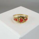 Gouden ring met bloedkoraal