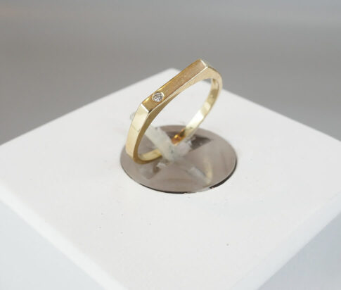 Gouden smalle ring met diamant