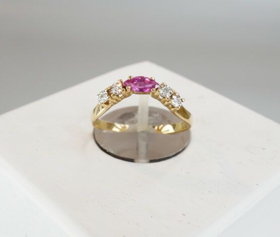 Christian ring met robijn en diamant