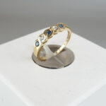 Christian ring met saffier en diamanten