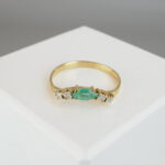 Christian ring met smaragd en diamant