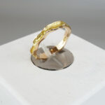 Gouden organische ring