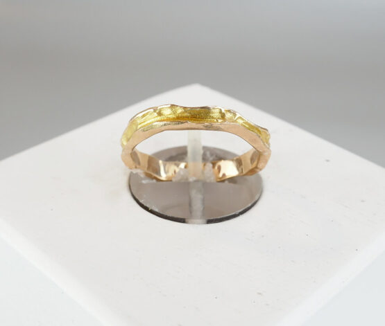 Gouden organische ring