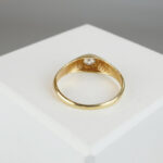 Gouden pinkmodel met zirkonia