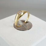 Gouden pinkmodel met zirkonia