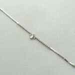 Wit gouden armband met druppel zirkonia