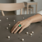 Christian ring met groene smaragd