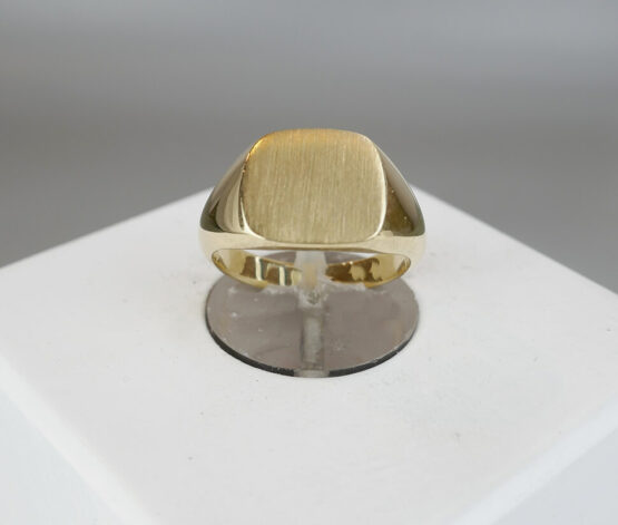 Christian dames cachet ring