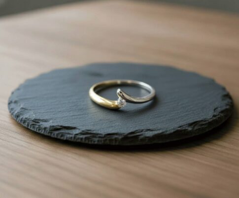 Geel en wit gouden ring met 1 diamant