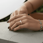 18 karaat gouden ring met 2 diamanten