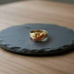 Christian goud ring met 3 bloedkoralen