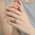 Geel gouden ring met 1 bloedkoraal