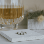Wit goud ring met saffier en diamant