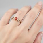 Gouden Christian ring met bloedkoraal