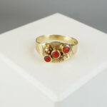 Christian goud ring met 3 bloedkoralen