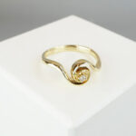Gouden krul ring met diamant