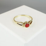 Gouden Christian ring met bloedkoraal