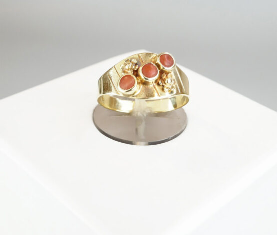 Christian goud ring met 3 bloedkoralen