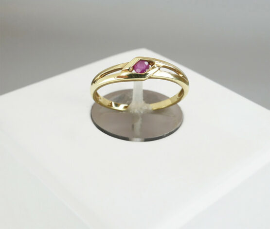 Christian gouden ring met robijn