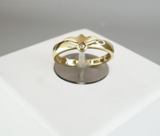 Christian gouden ring met 1 diamant