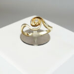 Gouden krul ring met diamant
