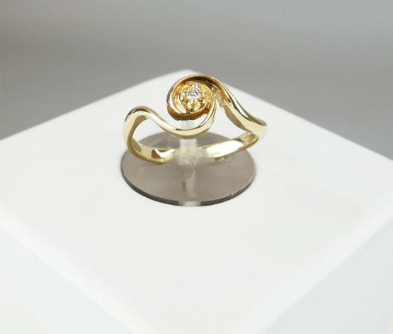 Gouden krul ring met diamant