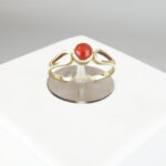 Gouden Christian ring met bloedkoraal