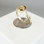 Gouden krul ring met diamant