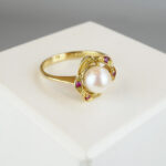 Gouden ring met parel en robijn