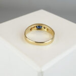 Christian gouden ring met saffier en diamanten