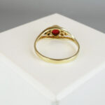 Christian goud ring met 1 bloedkoraal