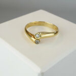 Gouden ring met 2 diamanten
