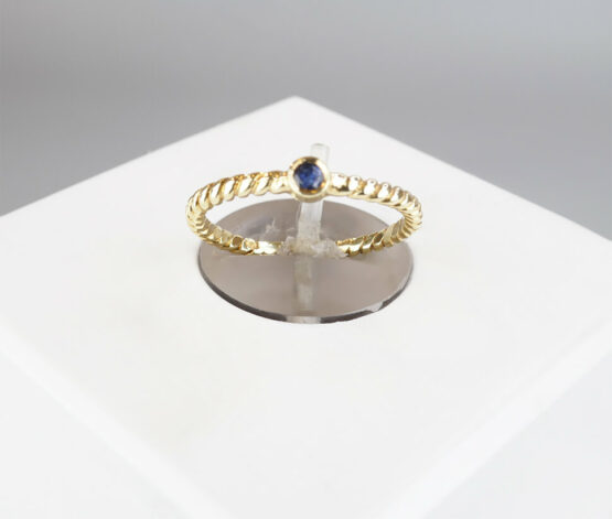Tors gouden ring met saffier