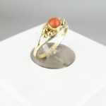 Christian goud ring met 1 bloedkoraal