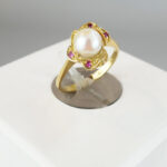 Gouden ring met parel en robijn
