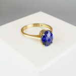 Gouden ring met ovale saffier