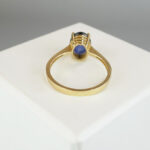 Gouden ring met ovale saffier
