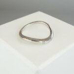 Wit gouden slagring met diamant