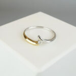Geel en wit gouden ring met 1 diamant