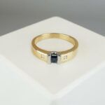 Gouden Christian ring met caré saffier