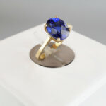 Gouden ring met ovale saffier