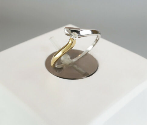 Geel en wit gouden ring met 1 diamant