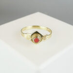 Geel gouden ring met 1 bloedkoraal