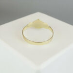 Geel gouden ring met 1 bloedkoraal