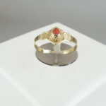 Geel gouden ring met 1 bloedkoraal