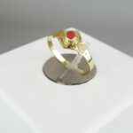Geel gouden ring met 1 bloedkoraal