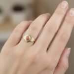 Geel gouden ring met 1 bloedkoraal