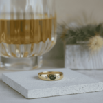 Christian gouden ring met saffier en diamanten
